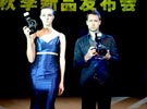 模特展示最新的单反数码相机产品D3和D300