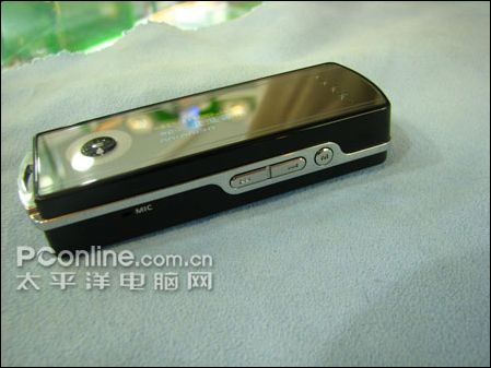控制键位于机身侧面