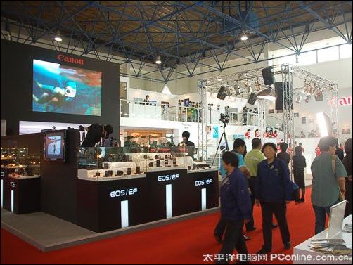 P&E2009:单反炮阵齐上场 佳能展区人气旺