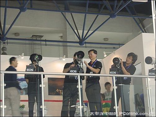 P&E2009:单反炮阵齐上场 佳能展区人气旺