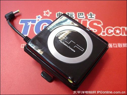今天小编就来给大家介绍一款原装PSP3000的外接电池,这款电池标量为2400mA,可提供长达8小时的游戏时间,另外在待机状态下可以维持一月之久。要知道,目前的PSP3000虽然已经破解,但是不能关机重启,确实是一个不小的瑕疵。那么这款大容量的外接电池就有了用武之地。 这款PSP3000外接电池,采用了和PSP一样的烤漆工艺,所以在装载后几乎和主机浑然天成。另外这款电池安装也很方便,只要直接卡扣在UMD仓上就可以了。 编辑点评:外接电池的最大特点就是容量超大,一般是PSP电池的2倍倍以上,所以小编建议