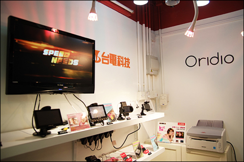 专卖店的陈列分为三个板块,除了正墙中间两层台电数码产品的实物展示