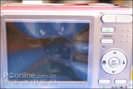 V720装配了一块2.5英寸15万像素显示器