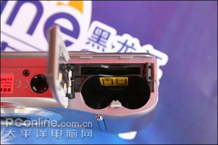 V720的电池仓和SD卡插槽