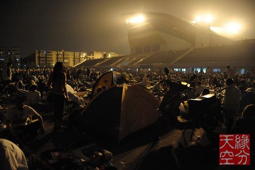 地震后市民聚集广场过夜(图1)