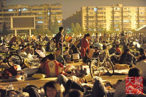 地震后市民聚集广场过夜(图2)