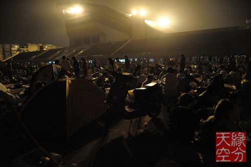 地震后市民聚集广场过夜(图4)