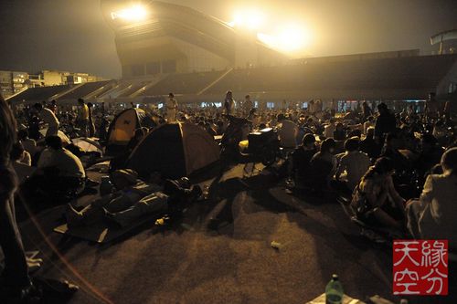地震后市民聚集广场过夜(图5)