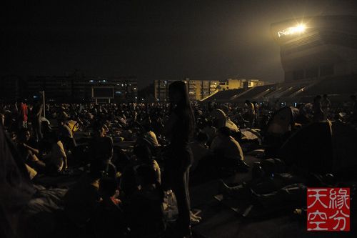地震后市民聚集广场过夜(图6)