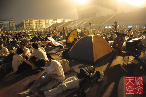 地震后市民聚集广场过夜(图7)