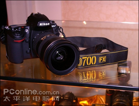 ῵ D700